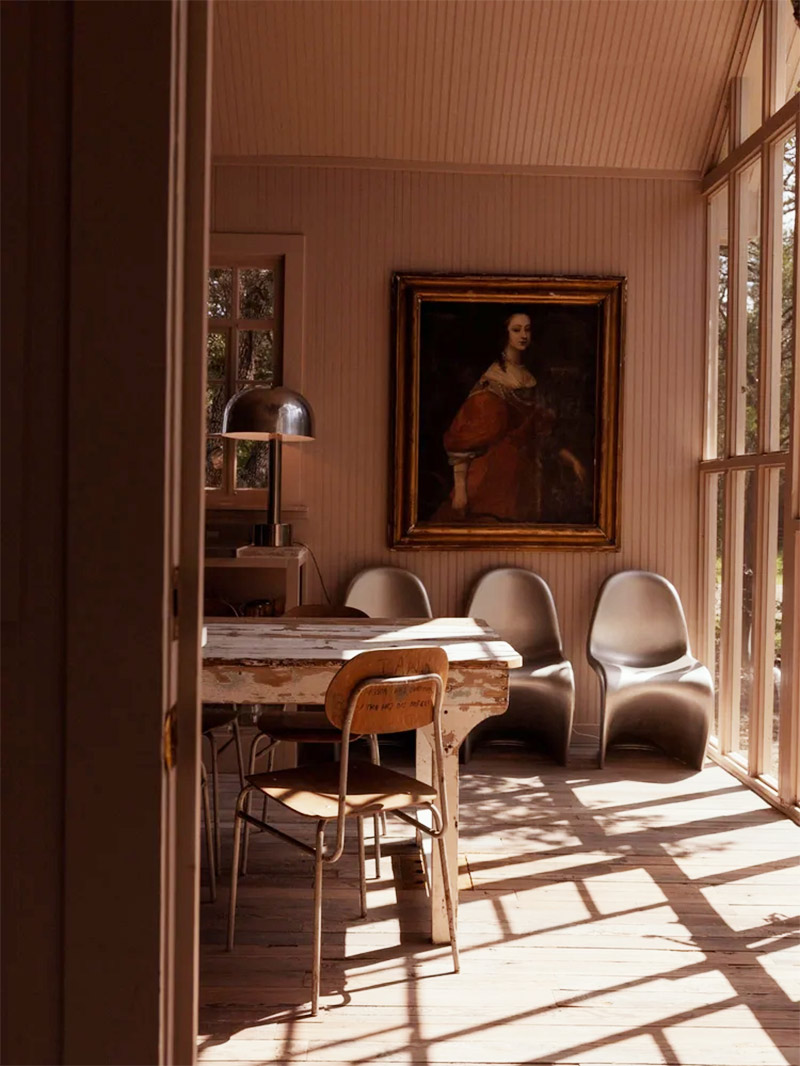 Une cuisine salle à manger, décorée exclusivement avec des matériaux et du mobilier récupéré