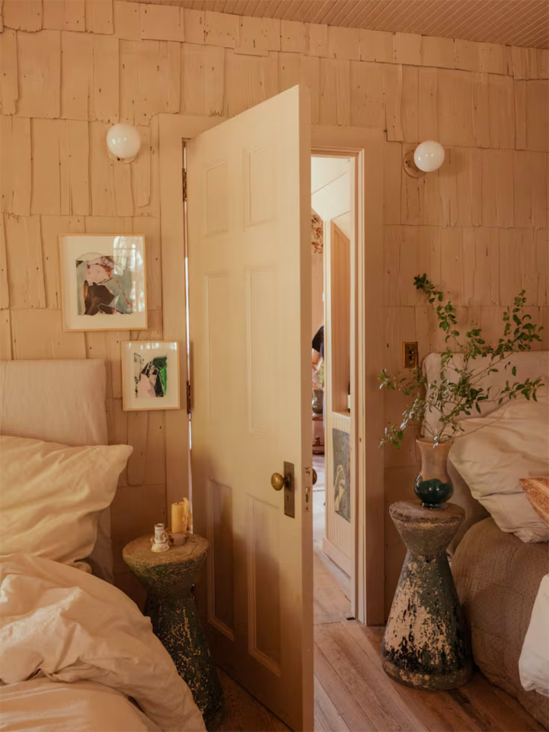 Chambre décorée avec des plaques de bois sur les murs