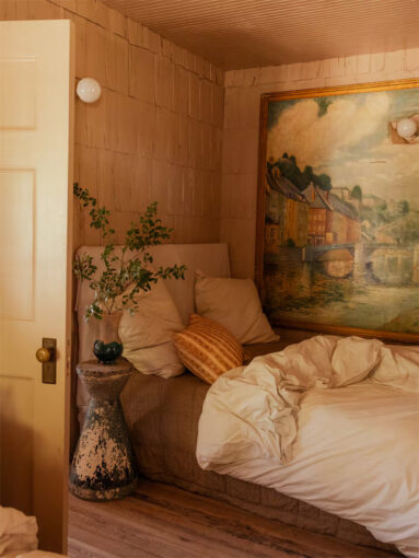 Une vue de la chambre aux lits jumeaux, décorée avec du mobilier et des objets de brocante