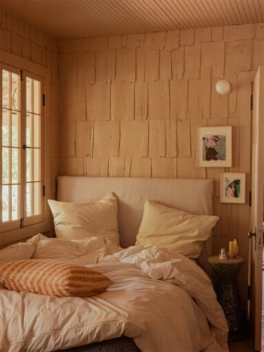 Une vue de la chambre aux lits jumeaux, décorée avec du mobilier et des objets de brocante