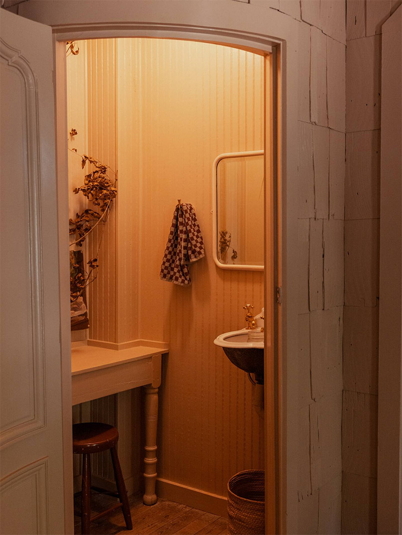 Vue sur le petit cabinet de toilette à la décoration shabby chic