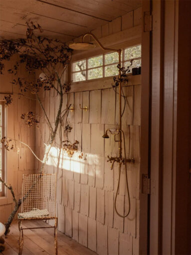 Toute la salle de bains, présente des murs couverts de bois, traités au savon, selon la technique danoise