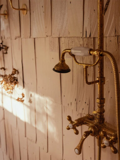 Toute la salle de bains, présente des murs couverts de bois, traités au savon, selon la technique danoise