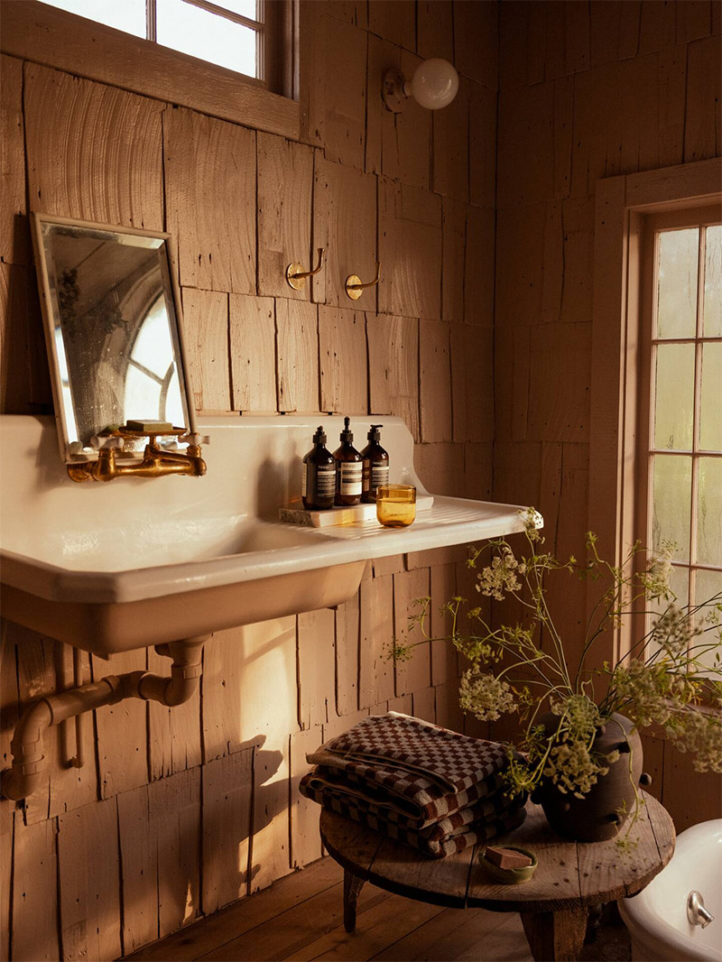 L'évier de style atelier, installée dans la salle de bains