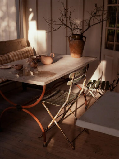 La table extérieure avec sa collection de chaises dépareillées, chinées