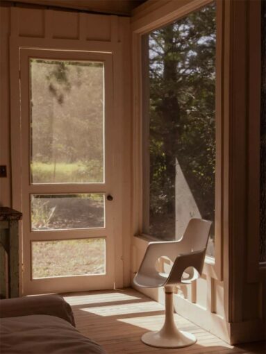 Le sas d'entrée avec sa chaise vintage