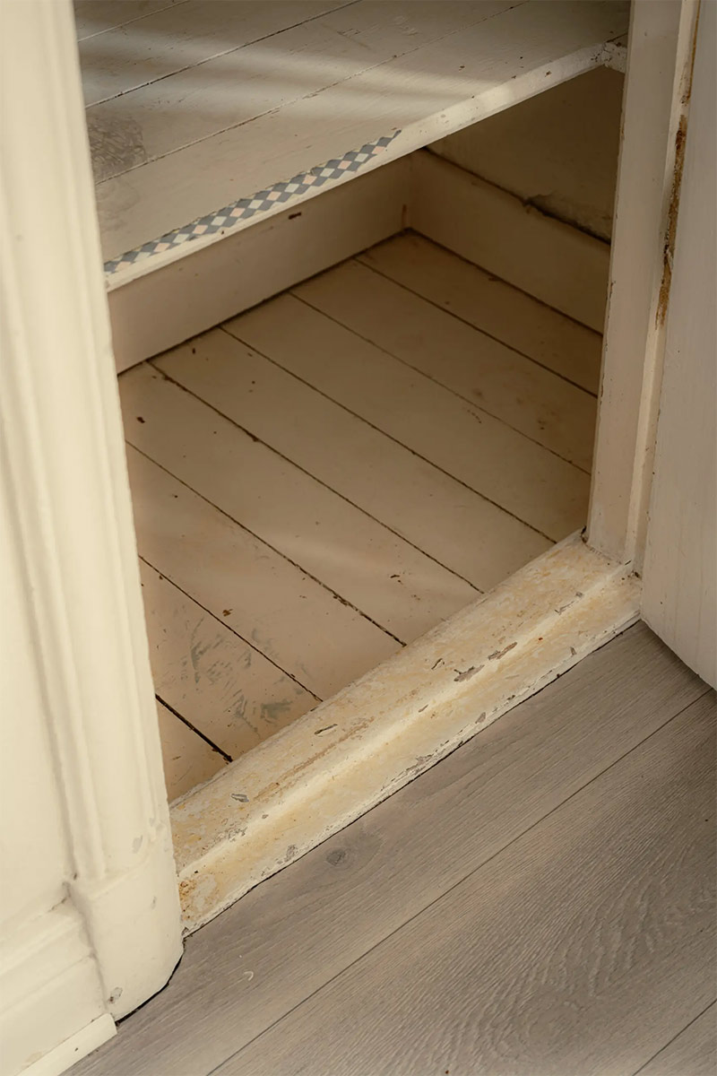 Appartement ancien à rénover avec des détails usés