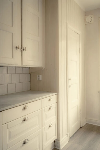 Cuisine rénovée par de la peinture blanche