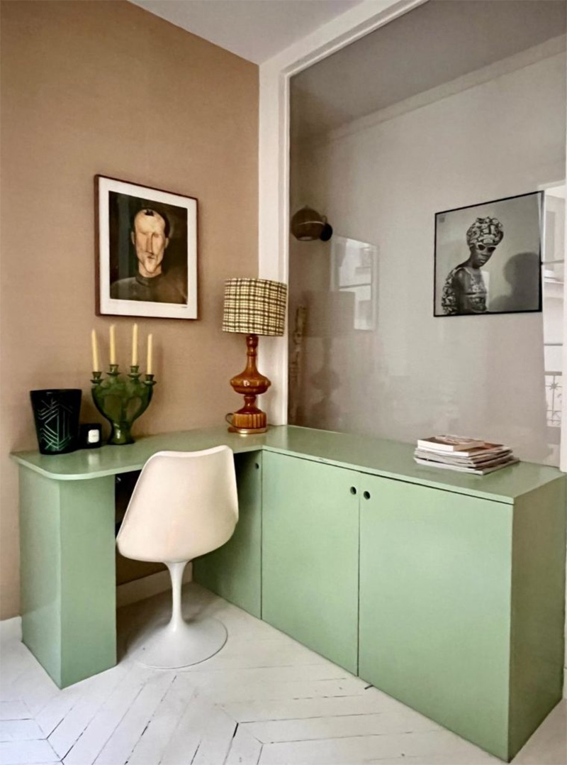 Un bureau aménagé dans un appartement parisien entre design et brocante