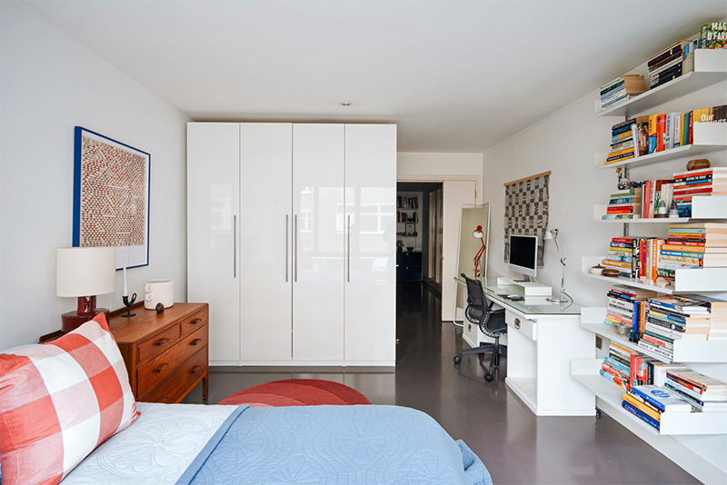 Bureau de télétravail dans la chambre d'un appartement à Londres au style design contemporain