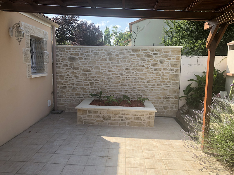 Murs de cours avec un revêtement extérieur "imitation pierre"