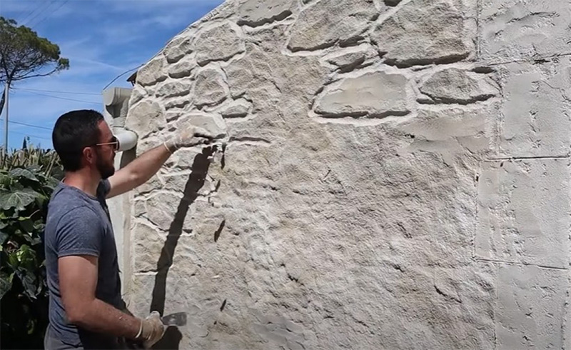 Le travail du façadier enduiseur, qui reconstitue un mur de pierre à partir de mortiers ou d'enduits, souvent à base de chaux ou de ciment