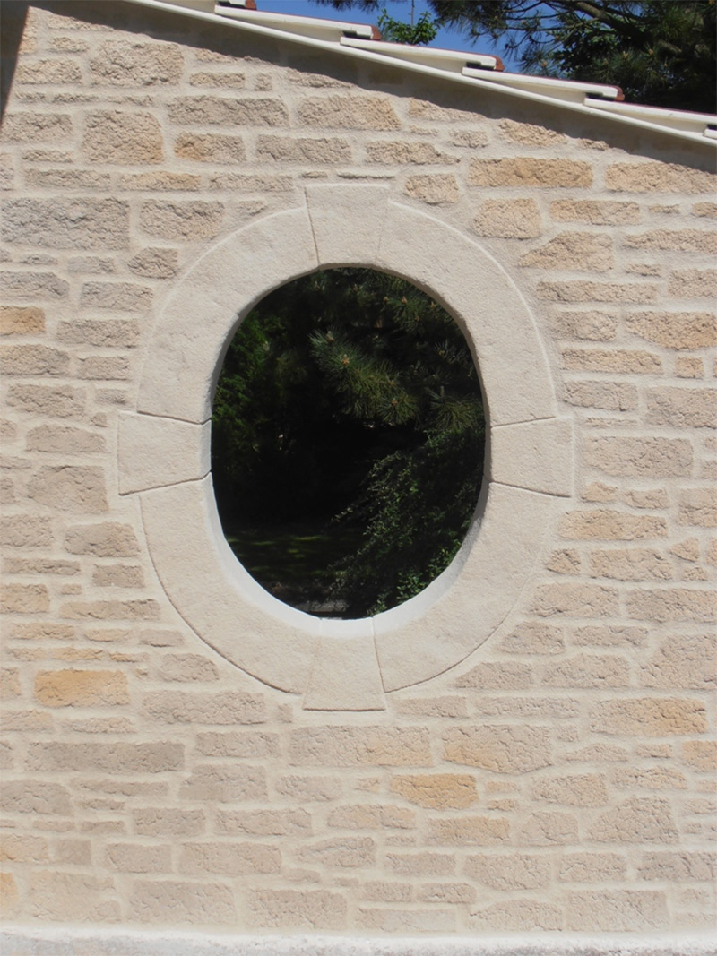 Création d'un œil-de-bœuf en pierre en enduit pour cette façade