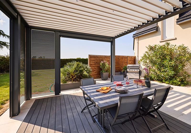 GUSTAVE RIDEAU - Pergola bioclimatique avec panneaux de protection latéraux partiels pour protéger du soleil rasant