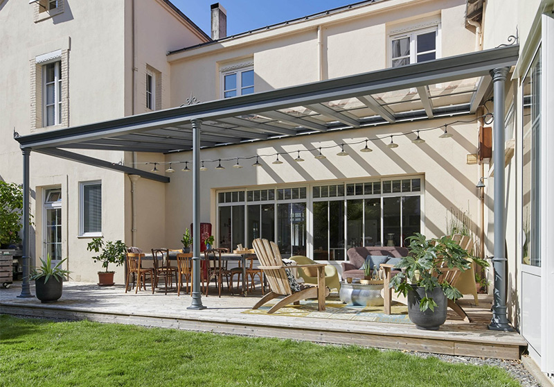 GUSTAVE RIDEAU - Pergola Luminov avec toiture en verre, protégeant la terrasse et laissant la lumière passée à l'intérieur du bâtiment