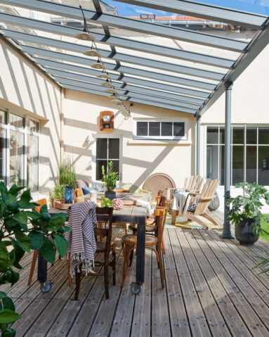 GUSTAVE RIDEAU - Pergola Luminov avec toiture en verre, protégeant un espace repas