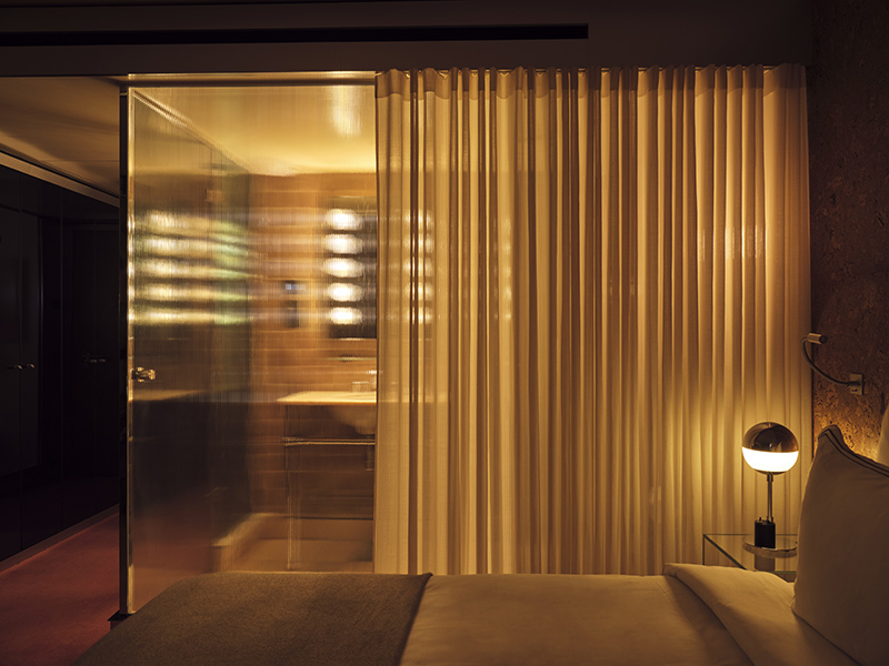 Chambre 30, Hôtel Bus Palladium avec sa salle de bains, séparée par une vitre, cachée par un rideau