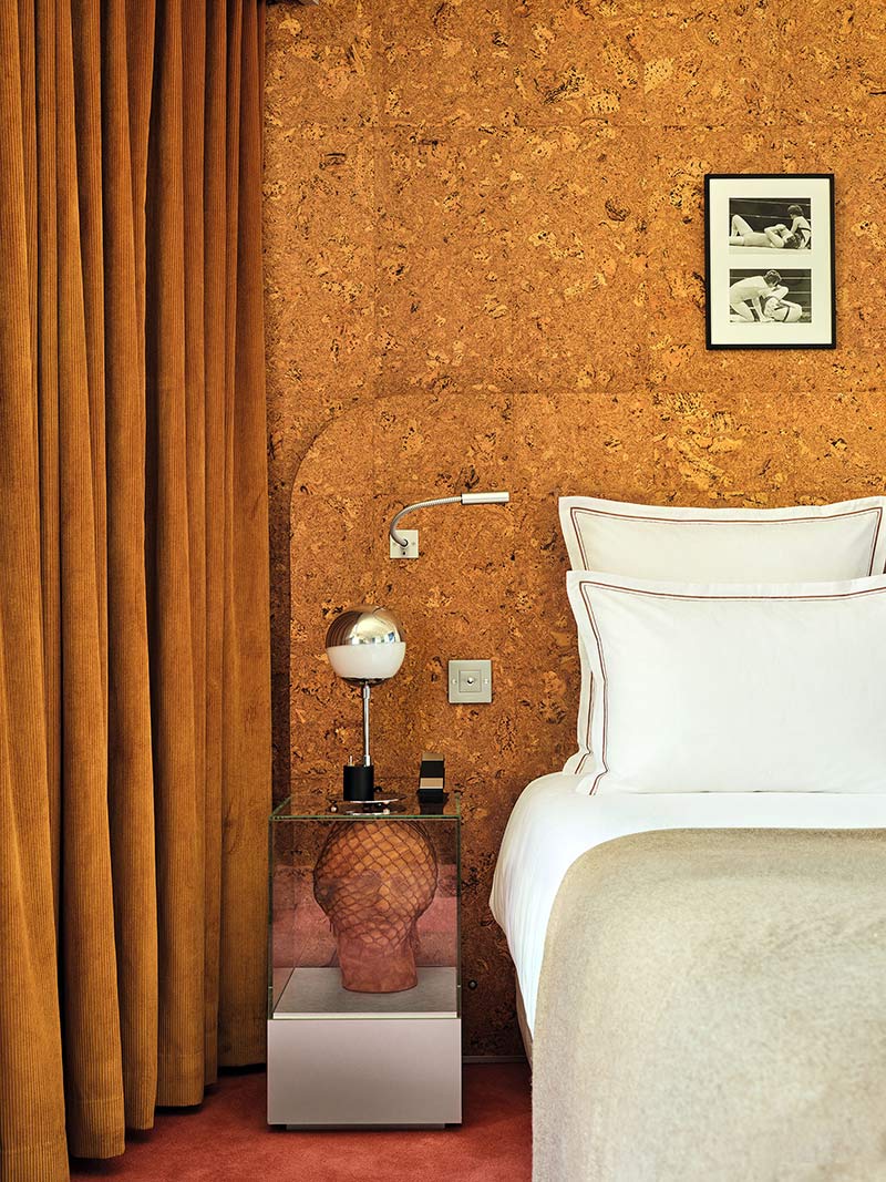 La suite 63 de l'hôtel Bus Palladium avec son mur en liège derrière la tête de lit