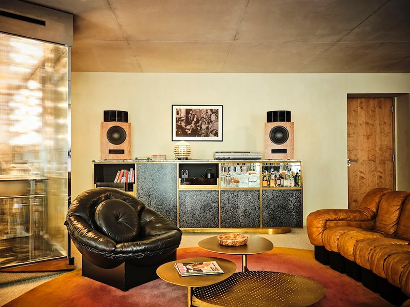 La suite Dali, au décor Glamour Rock, avec son meuble cocktail vintage et ses enceintes vintage