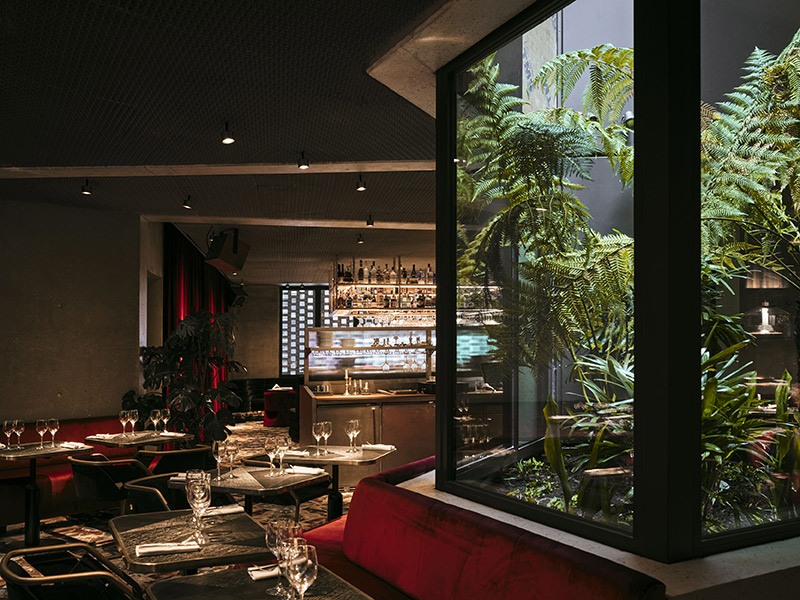 Restaurant du Bus Palladium, ouvert 24 h sur 24, et son décor Glamour Rock