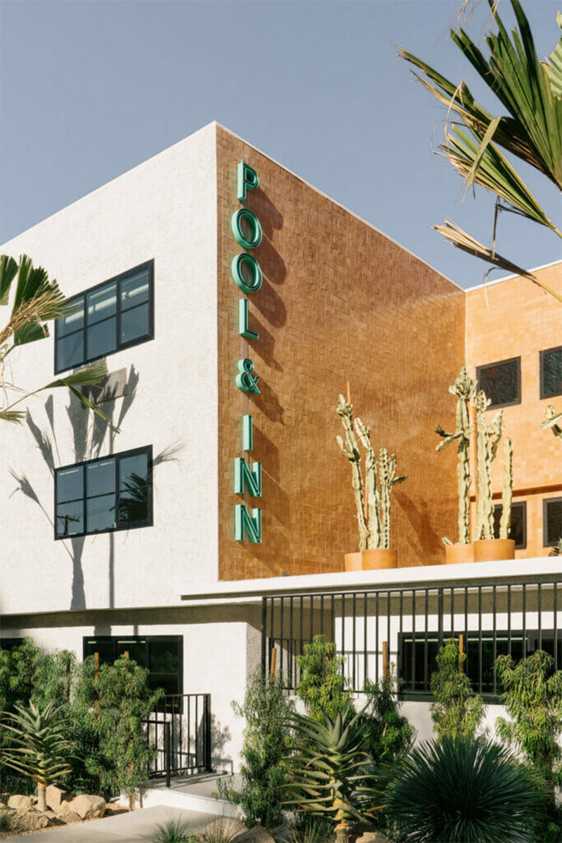 Façade du Silver Lake Pool & Inn, un ancien hôtel des années 80 rénové