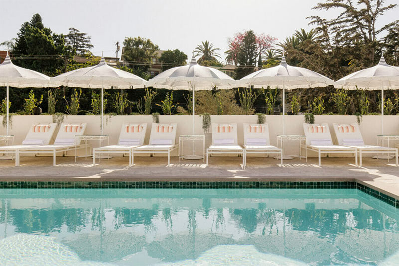 La piscine surélevée du Silver Lake Pool & Inn avec sa série de parasols à rayures bleu et blanc