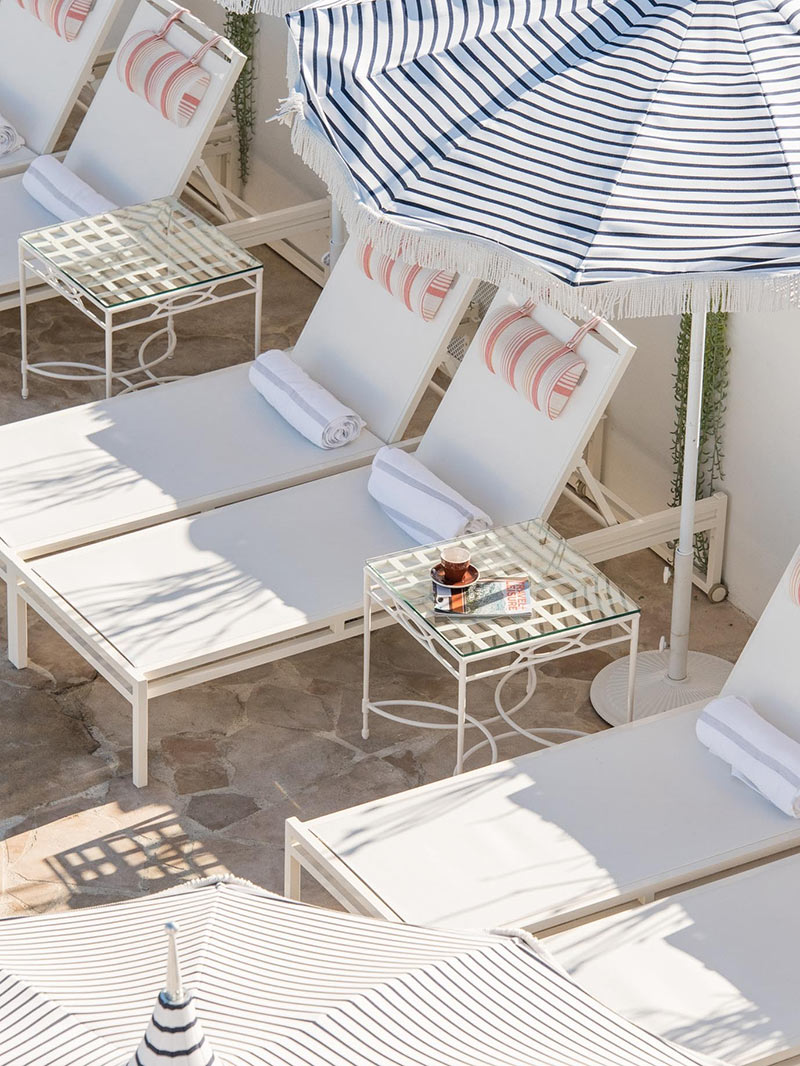 Les transats et parasol blanc et rayures du Silver Lake Pool & Inn