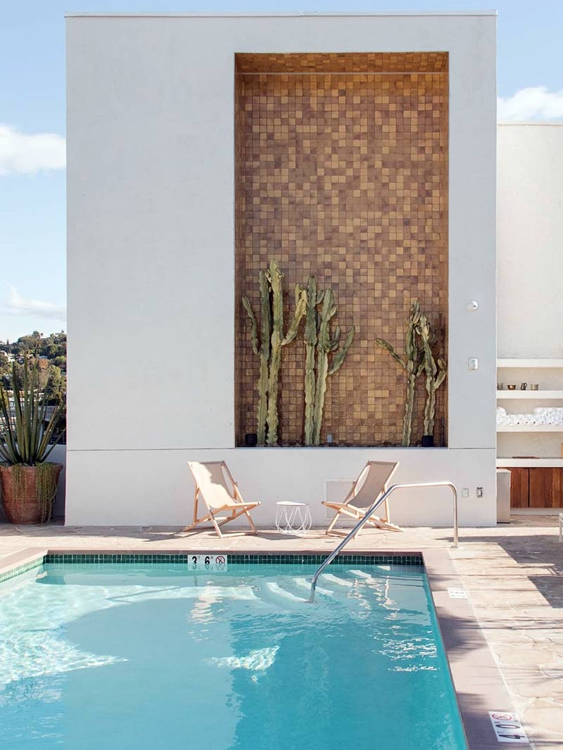La piscine du Silver Lake Pool & Inn avec son mur du fond encastré en céramique pour accueillir des cactus