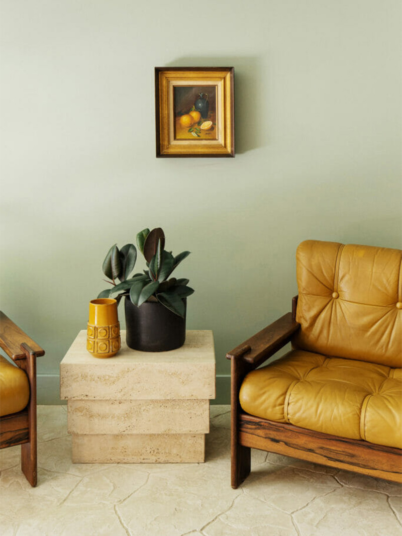 Murs vert jade et fauteuil en cuir gold vintage