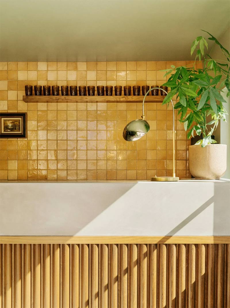Le lobbying de l'hôtel Silver Lake Pool & Inn en céramique ocre