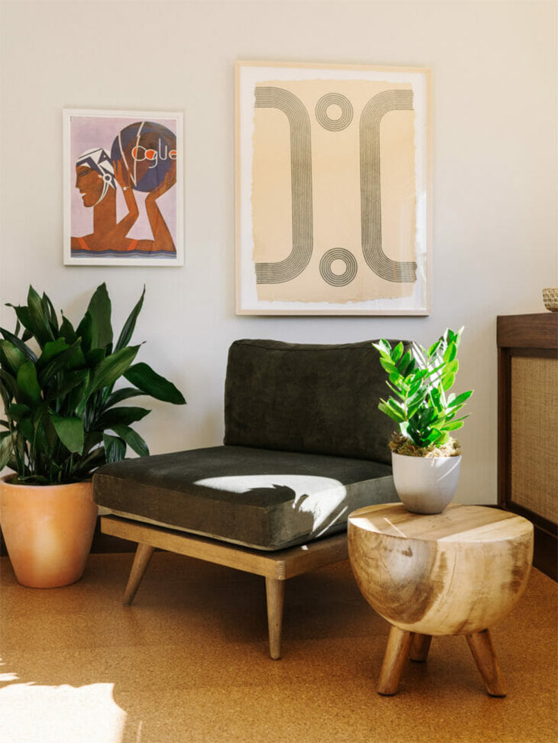 Petit coin lecture au look californien dans une des chambres du Silver Lake Pool & Inn