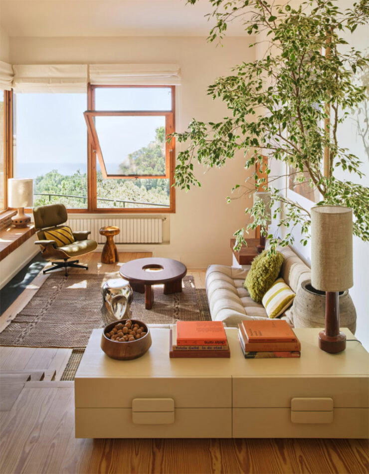 Catalogue HK Living 2025, dans une maison de vacances des années 70 dans un style rustique