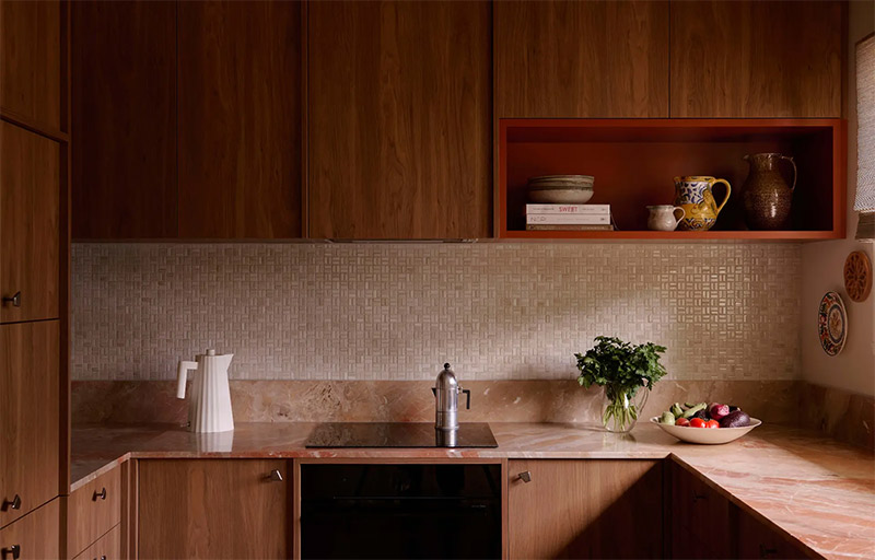 Une cuisine des années 70 rénovée dans l'esprit actuel, près de Melbourne