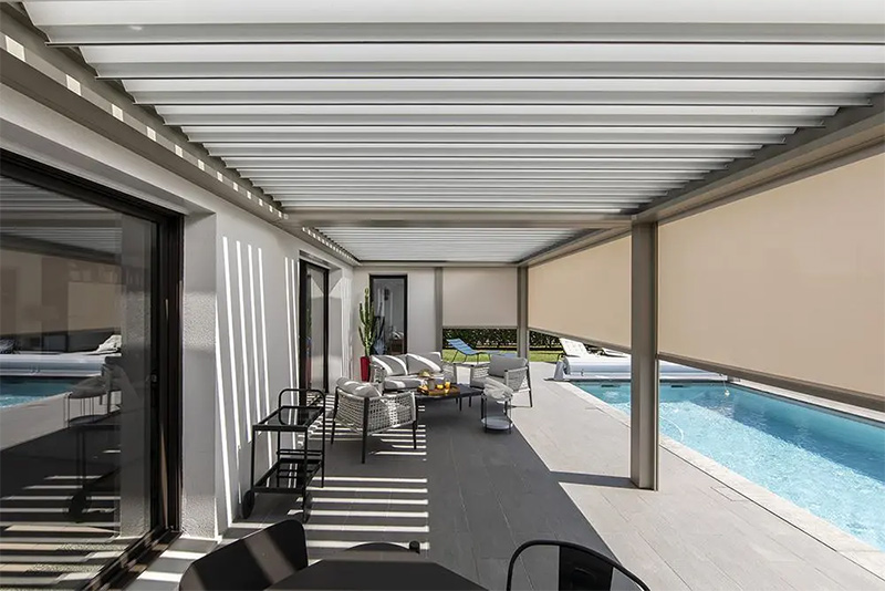 AKENA - Pergola bioclimatique double module avec piscine