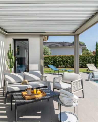 AKENA - Pergola bioclimatique double module avec piscine AKENA - Pergola bioclimatique double module avec piscine