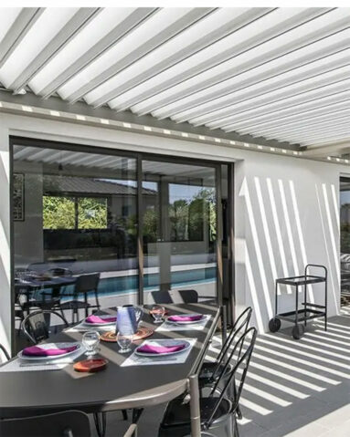 AKENA - Pergola bioclimatique double module avec piscine AKENA - Pergola bioclimatique double module avec piscine