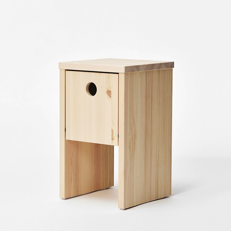 IKEA PS 2026 - Table de chevet, pin avec porte rabattable - Design : Ola Wihlborg
