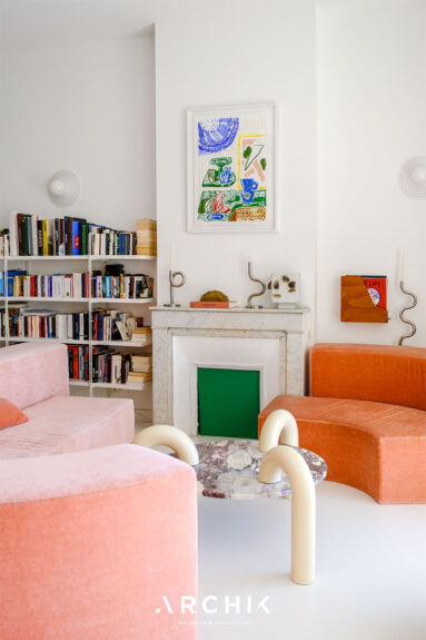 Un séjour contemporain, pensé comme une boîte blanche Un séjour contemporain, pensé comme une boîte blanche, mettant en valeur le mobilier design chiné, et celui d'Axel Chay