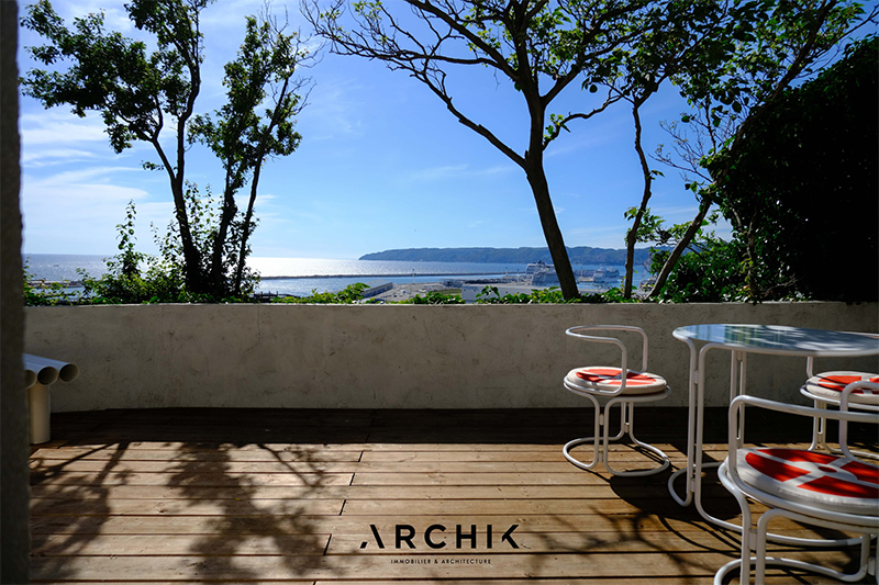 La grande terrasse aménagée avec vue sur la Méditerranée La grande terrasse aménagée avec vue sur la Méditerranée