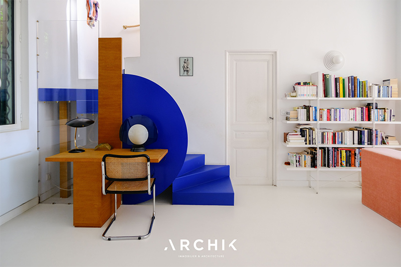 L'escalier sculptural en métal peint en bleu Klein, conduisant aux étages L'escalier sculptural en métal peint en bleu Klein, conduisant aux étages