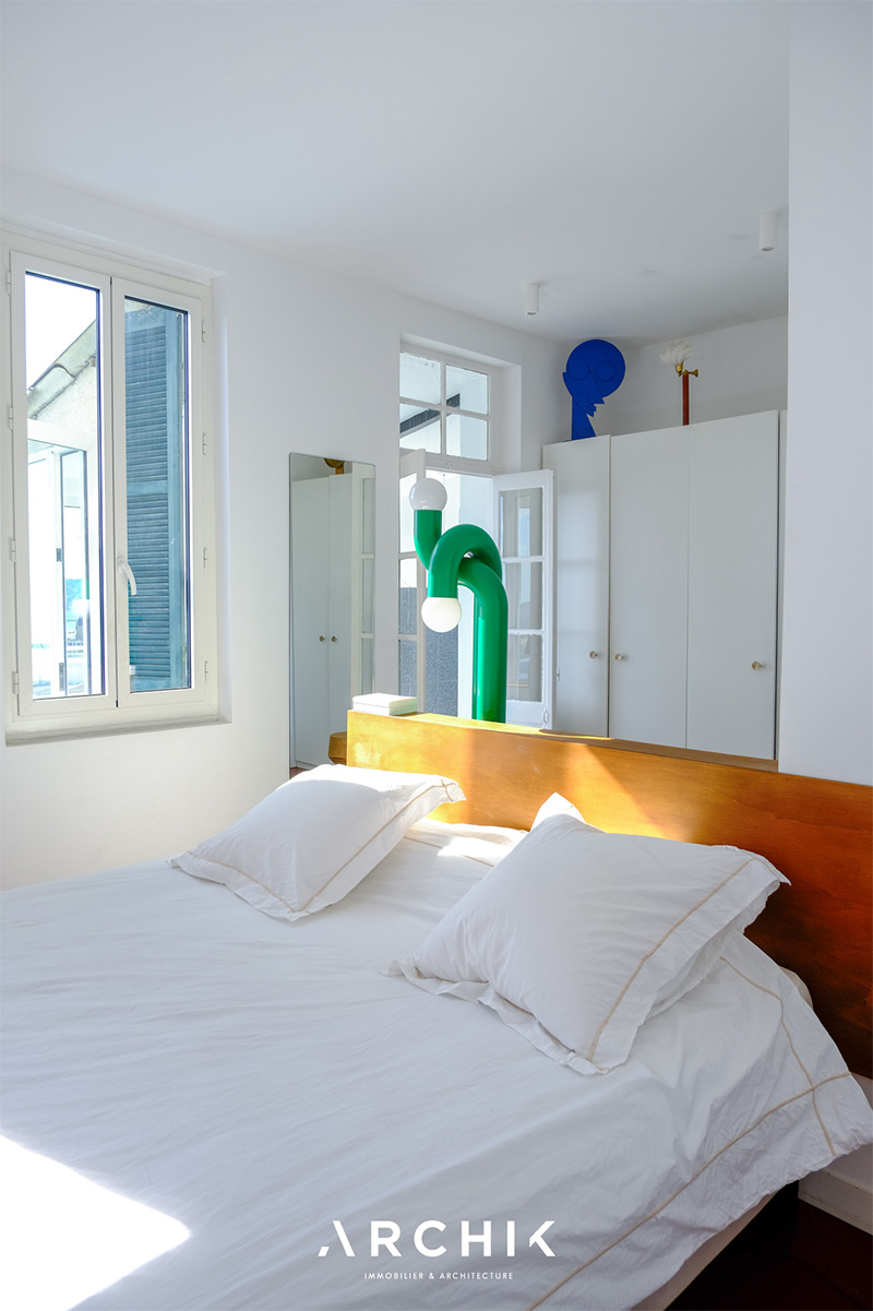 La chambre parentale avec vue sur mer, inondée de soleil à la décoration design La chambre parentale avec vue sur mer, inondée de soleil à la décoration design