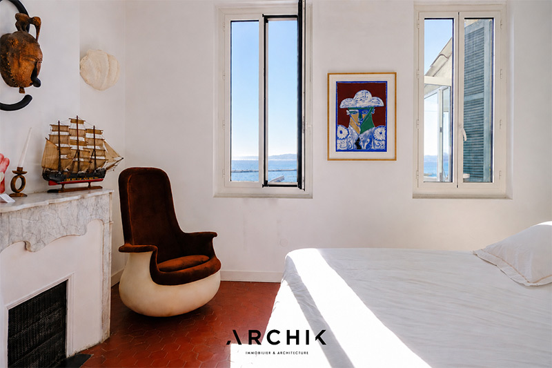 La chambre parentale avec vue sur mer, inondée de soleil entre design et brocante La chambre parentale avec vue sur mer, inondée de soleil entre design et brocante