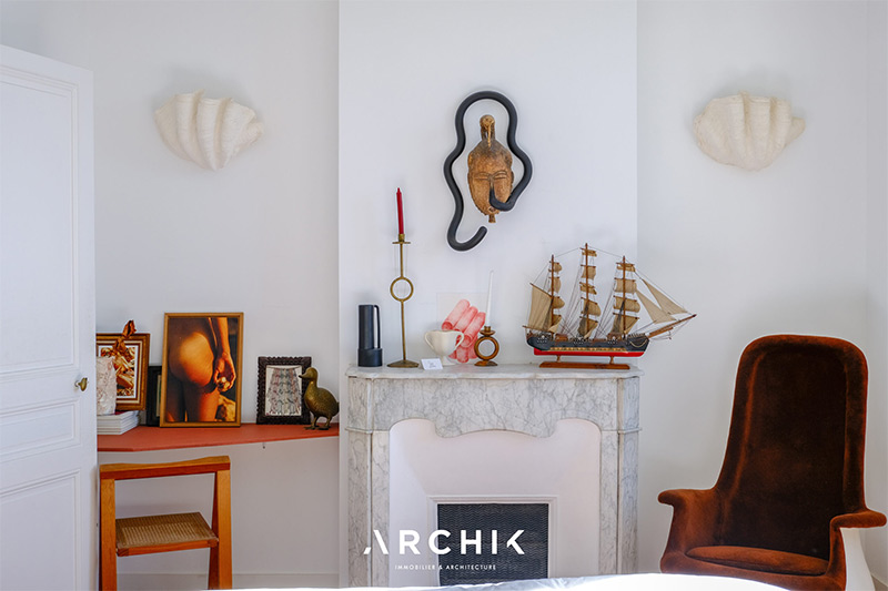 Vieille cheminée en marbre et objets design et chinés en déco Vieille cheminée en marbre et objets design et chinés en déco