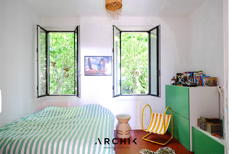 La chambre d'enfant avec sa couette rayée vert et blanc La chambre d'enfant avec sa couette rayée vert et blanc