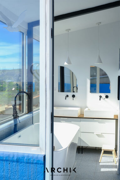La salle de bains transformée en cabine de bateau avec vue sur la Méditerranée La salle de bains transformée en cabine de bateau avec vue sur la Méditerranée