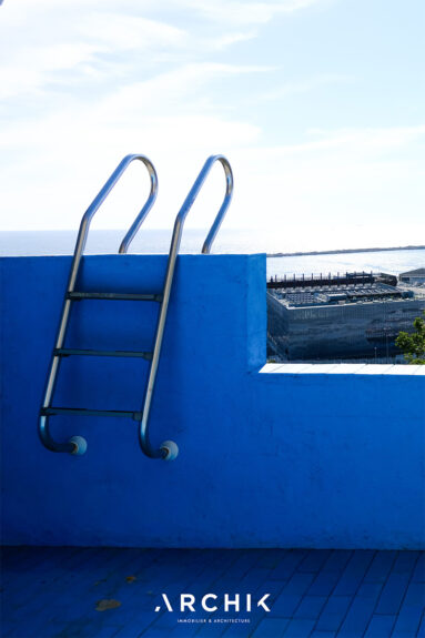 Fausse piscine sur la terrasse peinte en bleu Fausse piscine sur la terrasse peinte en bleu