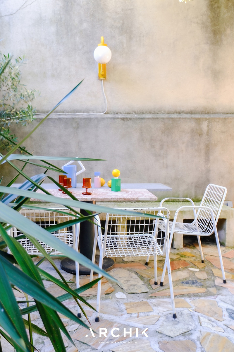 Le coin repas de l'autre côté de la maison, en mode rétro vintage Le coin repas de l'autre côté de la maison, en mode rétro vintage