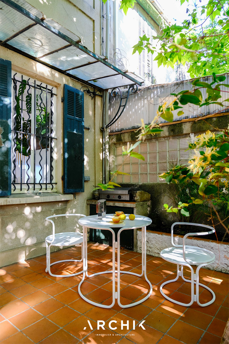 La cour extérieure en mode vintage avec sa terrasse à l'ombre La cour extérieure en mode vintage avec sa terrasse à l'ombre