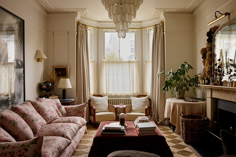 Le salon classique de cette maison édouardienne du nord-ouest londonien, sublimé par le studio Buchanam dans un style nouveau romantique anglais