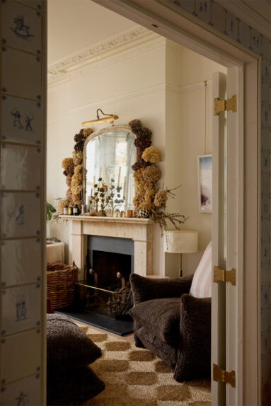 Cheminée et miroir d'époque, décorée avec des têtes d'hortensia séchées pour un style romantique